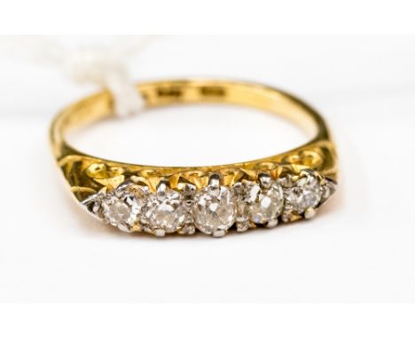 A 5 stone graduating Diamond ring set in 18ct gold ring, size P, approx 0.25 carats, central stone 0.10 ct total gross weight