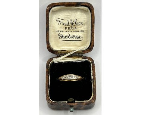 An 18ct gold and diamond ring, ring size R, in a vintage jewellery boxWeight: 3.2 g