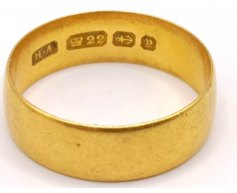 A 22ct gold wedding band, ring size P, 4.7 g and a dress ring, in a vintage jewellery box (2)