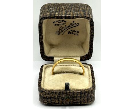 A 22ct gold wedding band, ring size R, 3.8 g, in a vintage jewellery box