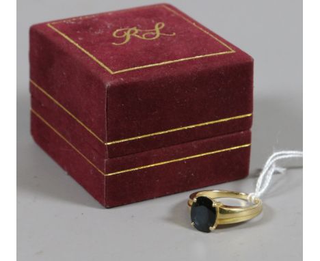 An 18ct gold ring set with a large facetted ovoid sapphire O1/2.