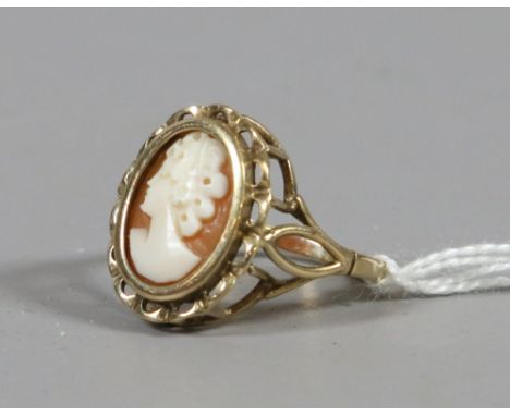 A ladies 9ct gold and cameo set dress ring, UK size M.5. 3.18 grams.