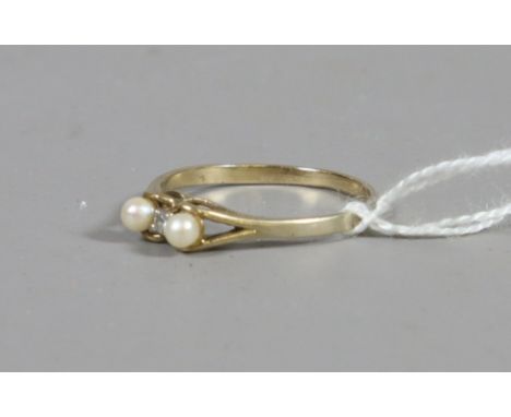 A ladies 9ct gold pearl and gem set dress ring, UK size R. 1.5 grams.