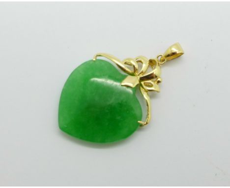 A 14ct gold and jade pendant, width 2cm 