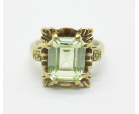 A 9ct gold green stone ring, 4.4g, K, stone 8 x 10mm 