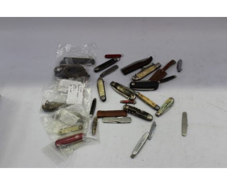 Collection of approximately thirty vintage penknives and knives