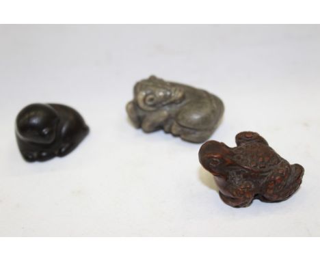 19th Century Japanese carved horn netsuke well carved as a reclining buffalo, 4cm long, together with a boxwood netsuke in th