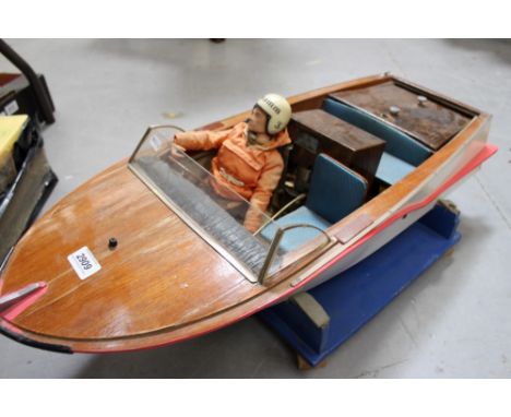 Scratch-built model of a speedboat – wooden construction with Ranger II Controller