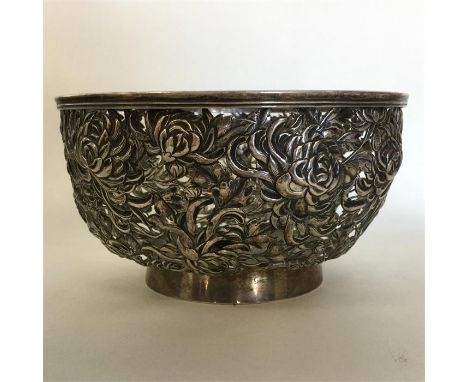 A heavy Chinese silver bowl decorated with flowers and leaves on spreading foot. Approx. 16 cms in diameter. Approx. 301 gram