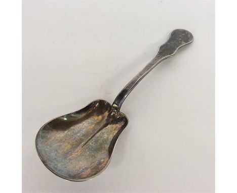 A Russian caddy scoop with silver wavy edge. Approx. 17 grams. Est. £30 - £40.