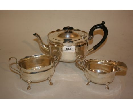 Edwardian three piece silver tea service of oval design, Birmingham 1901, maker Heath and Hartshone