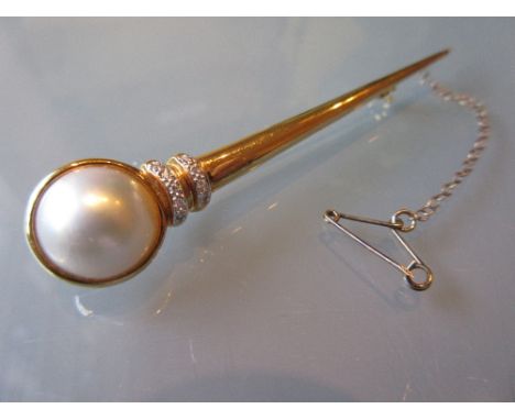 18ct Gold mabe pearl and diamond set sceptre form brooch