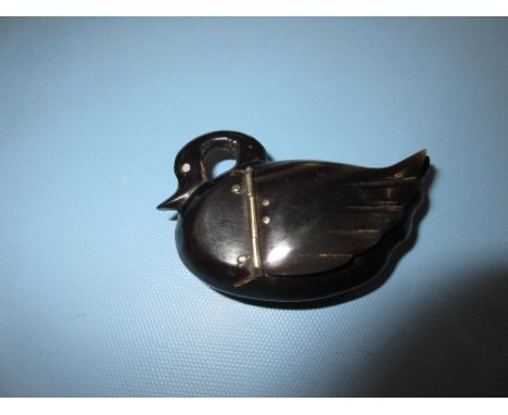 Carved horn snuff box in the form of a bird