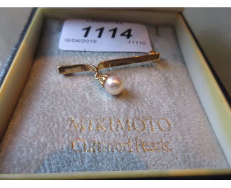 Boxed 9ct gold Mikimoto pearl brooch