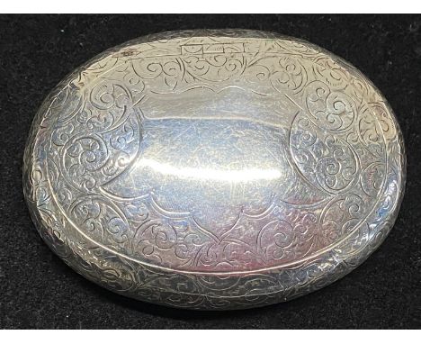 A hallmarked for Birmingham 1901 silver snuff box with gilt interior and blank cartouche, by Deakin and Francis, 63g 