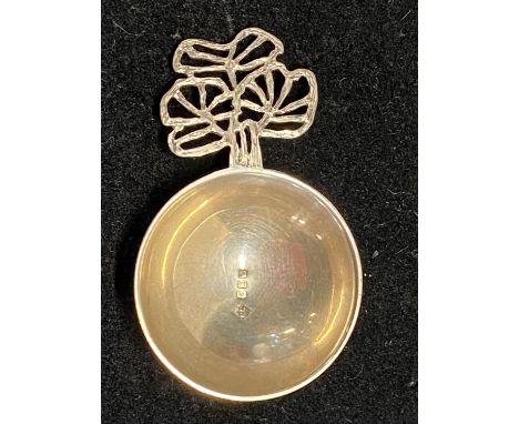 A hallmarked for Edinburgh 1985 silver and gilt caddy spoon, maker NC, 11g 