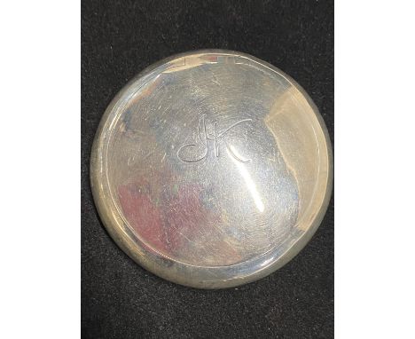 A hallmarked for Birmingham 1897 large silver snuff box with monogram to lid and gilt interior by George Unite, 109g 