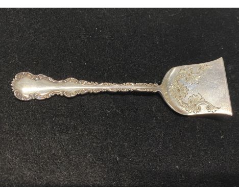 A hallmarked for Sheffield 1905 caddy spoon in the form of a shovel, maker Henry Williamson, 19g 