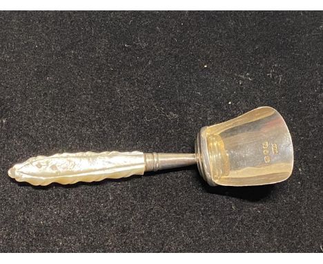 A hallmarked for Birmingham 1890 silver tea caddy shovel with MOP handle, maker Hillard &amp; Thomason, total weight 16g 