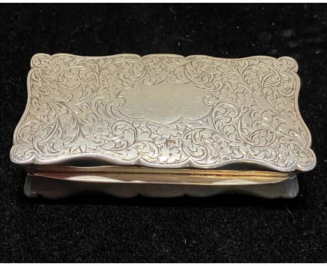 A hallmarked for Sheffield 1905 silver snuff box with gilt interior and blank cartouche by Walker and Hall, 68g 