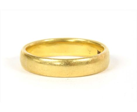 A 22ct gold wedding ring, London 1916, 7.30g Finger size S