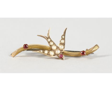 AN EDWARDIAN GOLD, PEARL AND RUBY SET BROOCH.