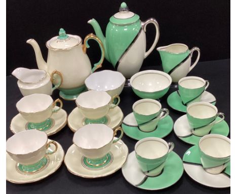 Mid century tea ware including; a Royal Doulton ‘De luxe’ coffee service for five including coffee pot, milk jug, sugar bowl,