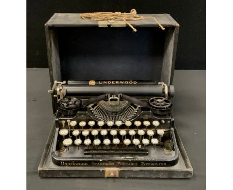 An Underwood Standard Portable Typewriter, cased, c.1922. 