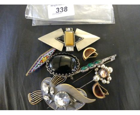 A collection of costume jewellery, to include various brooches, a pair of clip earrings and a simulated pearl hat pin and fur