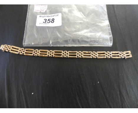 A yellow metal gate link bracelet, weight approx. 15.7g