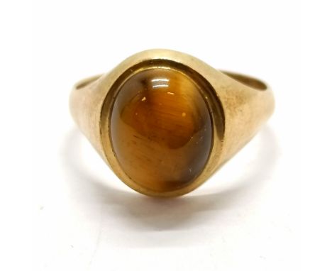 9ct hallmarked gold cabochon tigers eye stone set ring - size V &amp; 3.9g total weight 