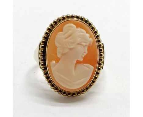 8ct (333) marked gold hand carved cameo portrait ring - size Q½ &amp; 4.1g total weight 