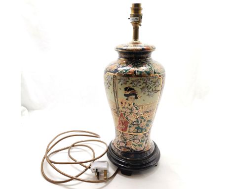 Oriental electric porcelain vase lamp on a wooden base (46cm high) 