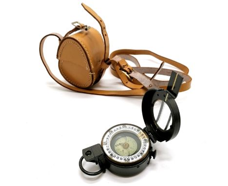 Military style marching compass J1 by Stanley, London in original leather case (9.5cm) - in almost unused condition 
