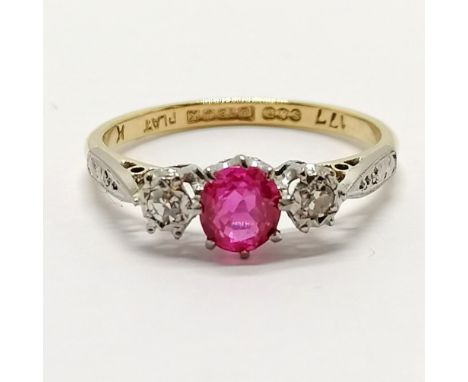 18ct hallmarked gold &amp; platinum ruby &amp; diamond 3 stone ring - size O &amp; 2.7g total weight 