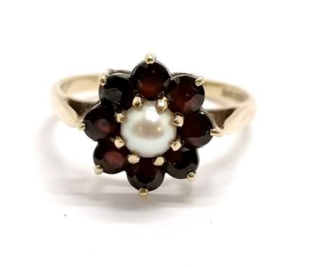 9ct hallmarked gold garnet &amp; pearl ring - size P &amp; 2.8g total weight 