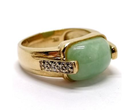 9ct hallmarked gold jade (?) cabochon ring with diamond set shoulders - size O½ &amp; 5.3g total weight 