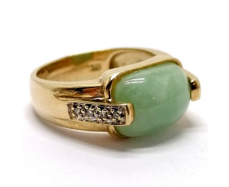 9ct hallmarked gold jade (?) cabochon ring with diamond set shoulders - size O½ &amp; 5.3g total weight 