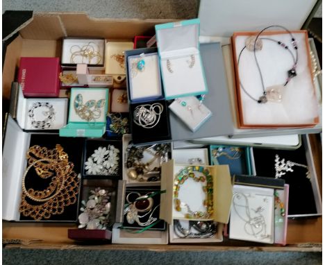 Qty of boxed jewellery inc some silver (inc hematite pendant on chain, boxed earrings, fish / turquoise pendants on chain, ge