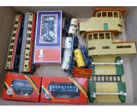 Hornby, carriages, rolling stock, HO, OO scale includes metal buildings