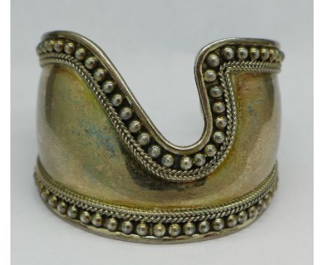 A silver bangle, marked 925, 46g, width 4.5cm