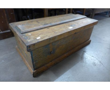 A pine tool box 