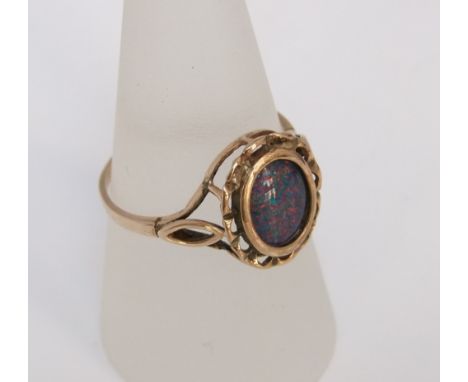 A 9ct gold and black opal triplet ring 2.5 g, ring size S