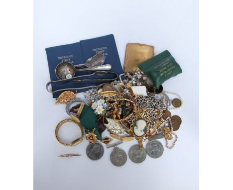 A mixed collection of mainly costume jewellery and coins to include a 9ct bar brooch set with a central pearl and a yellow me
