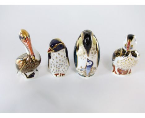 A boxed Royal Crown Derby Imari paperweight in the form of a Rock Hopper penguin (2002 anniversary edition) with certificate 