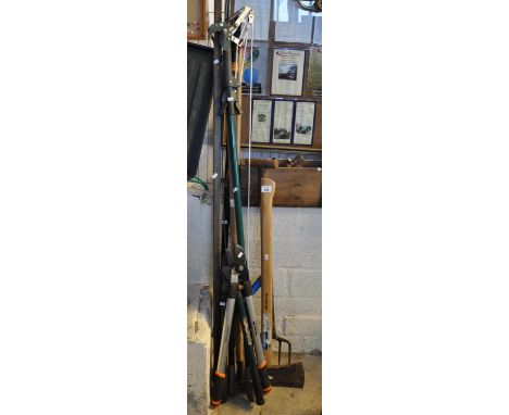 Collection of garden tools. (B.P. 21% + VAT) 