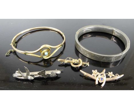 A vintage 9ct gold hunting  bar brooch; together with a wishbone set bar brooch, 2.1g; a Victorian pinchbeck and turquoise se