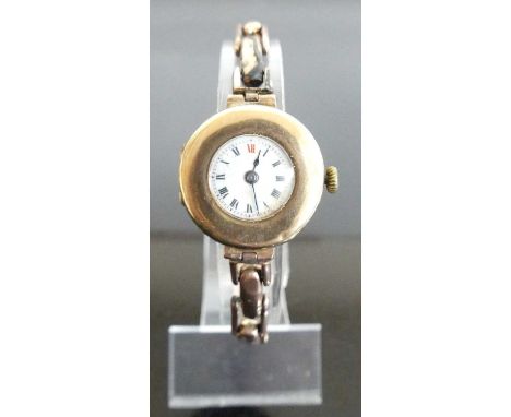 A lady's vintage 9ct gold cased manual wind wristwatch, on yellow metal expanding link bracelet, unmarked but tests as approx