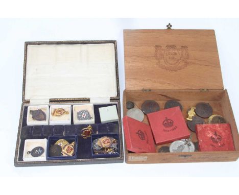 A collection of badges, coinage and medallions, to include a boxed 1935 commemorative medal, Rifle Club medallion, enamel Rif