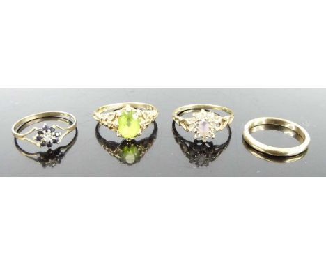 Four various 9ct gold rings, to include a single wedding band, green topaz solitaire ring, blue and white sapphire cluster ri
